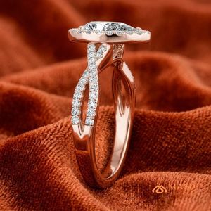 แหวนหมั้นเพชรโมอิสซาไนต์ทรงลูกแพร์ประดับเพชรแบบ Halo Prong Setting สีโรสโกลด์ ของขวัญเครื่องประดับหรูหราสำหรับผู้หญิง สำหรับวันครบรอบแต่งงาน - Product Image 2