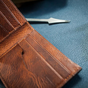 Cartera de Cuero con Patrón de Cocodrilo Hecha a Mano para Hombre, Delgada, con Protección RFID, Estilo Formal, Accesorios de Vestir para las Cuatro Estaciones, en Venta - Product Image 3