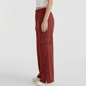 Pantalon cargo en polaire rouge pour femme, taille mi-haute, cordon de serrage, coupe ample, longueur intégrale, couleur unie, avec détail bouton et logo sur la jambe droite - Product Image 3