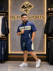 ชุดกีฬา REXFIT SPORTS 2026 สีกรมท่าครีม ผ้าไนลอน เสื้อแจ็คเก็ตแขนสั้นคอปกแบบซิปเต็มตัว และกางเกงขาสั้นแบบมีเชือกผูกเอว - Product Image 4