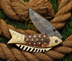 Cuchillo Plegable de Acero de Damasco con Mango de Latón en Forma de Pez, Funda de Cuero, Hoja de Punta Caída, para Camping y Uso al Aire Libre - Product Image 4
