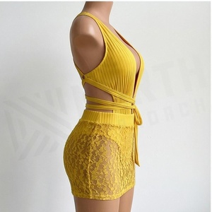 Traje de baño de una pieza con cuello en V profundo y espalda descubierta, color amarillo, con cintura con cordones y falda inferior de encaje. - Product Image 3