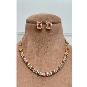 Conjunto de collar y aretes de circonita plateada de primera calidad, elegante y moderno, para compromiso, boda, fiesta, colección. - Product Image 1