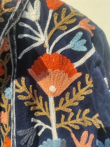 Abrigo de invierno de terciopelo elegante con bordado Suzani, hecho a mano, con arte floral folclórico, estilo bohemio étnico, para mujer, estilo vintage, con cuello alto y de algodón. - Product Image 3