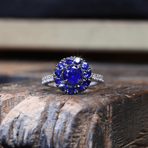 แหวนทองคำแท้ 18k ประดับเพชรทรงกลมเจียระไนแบบบริลเลียนต์ 0.98 กะรัต ซีลอนกลาง และไพลินสีน้ำเงินทรงกลมเจียระไนแบบบริลเลียนต์ 0.86 กะรัต พร้อมเพชรทรงกลมเจียระไนแบบบริลเลียนต์ 0.47 กะรัต - Product Image 1