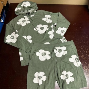 Sudadera con capucha con estampado de flores verde oliva y pantalones cortos a juego, talla grande - Product Image 6