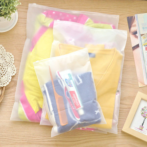 Sacs en T-shirt recyclables personnalisés avec fermeture éclair givrée en plastique PE pour l'expédition de vêtements, fabriqués au Vietnam - Product Image 5