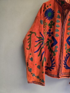 Chaqueta Suzani de Terciopelo Naranja Premium para Mujer, Bordado Floral de Corazones, Estilo Bohemio Étnico, Abrigo de Invierno de Diseñador al por Mayor - Product Image 5