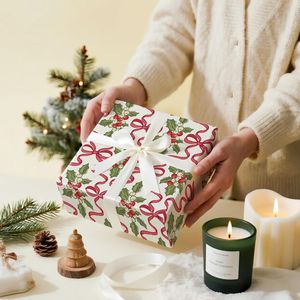 Rotolo di Carta da Regalo Natalizia con Fiocchi Rossi e Design Festivo con Bacche di Agrifoglio, 17 pollici x 16,4 piedi, Confezione Regalo Preimballata per le Feste - Product Image 3
