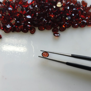 โกเมนสีแดงธรรมชาติ 4x3 มม. รูปไข่ คุณภาพดีที่สุด พลอยเม็ดเดี่ยวสำหรับทำเครื่องประดับ - Product Image 4