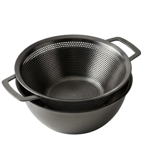 Cesta coladora de metal negra perforada con asas para cocina - Product Image 2
