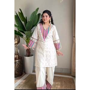 Magnifique ensemble coordonné en satin bohème pour les fêtes, taille XS, avec travail de broderie et manches trois-quarts, parfait pour les tenues de soirée - Product Image 1