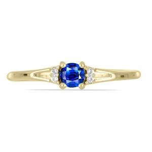 Bague classique sertie d'un saphir naturel rond, ornée d'un sangle de diamants et d'une gravure manuelle de style vintage - Product Image 1