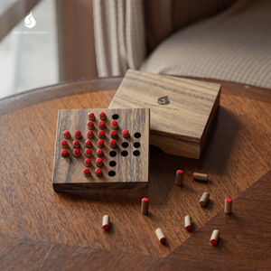 Solitaire : Jeu de logique traditionnel en bois, taille 11,3 x 11,3 x 3,5 cm (assemblé), jeu pour le plaisir en famille - Product Image 1