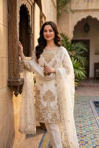 Ensemble de vêtements de fête en soie – Kurti brodé de créateur avec palazzo et dupatta - Product Image 4