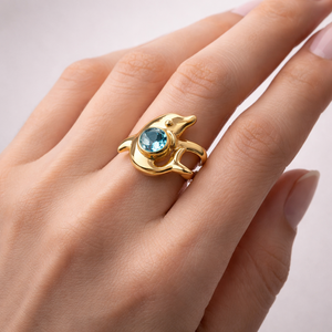 Anillo de delfín de latón chapado en oro con topacio azul engastado en bisel, joyería de diseño inspirada en el océano para mujer, regalo. - Product Image 4