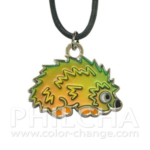 Collier d'humeur multicolore avec pendentif hérisson - Product Image 1