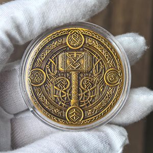 Moneta Commemorativa Personalizzata Guerriero Vichingo e Mjolnir - Design Intricato della <span class=keywords><strong>Mitologia</strong></span> Norrena con Iscrizioni Runiche (Moneta Singola) - Product Image 3