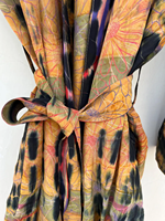 Kimono Panjang V-neck Halus dengan Motif Tie Dye Sutra Hitam Kuning yang Indah Ukuran Bebas untuk Dipakai di Festival Musim Semi Musim Panas Musim Gugur.