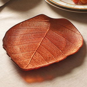 Plateau décoratif en métal de luxe en forme de feuille avec finition émail ambré pour centre de table, décoration élégante pour la maison - Product Image 6