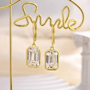 Boucles d'oreilles tendance pour femme en argent sterling plaqué or jaune 18 carats, serties de moissanite jaune spéciale taille émeraude, en vente - Product Image 1