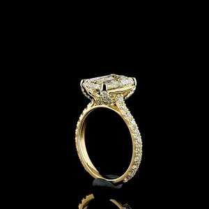 Elegante anillo de compromiso con diamante de corte esmeralda de 4 quilates, certificado por IGI, oro amarillo de 18 quilates, banda pavé de doble punta, anillo de boda, joyería fina. - Product Image 4