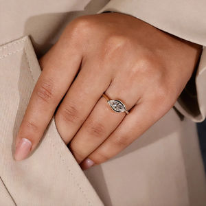 Bague minimaliste en or jaune massif 14k 18k avec diamant de laboratoire taille marquise, bague de fiançailles et de mariage en diamant de laboratoire pour femme - Product Image 3