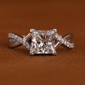 Bague classique de haute qualité en or blanc massif 14 carats, sertie de diamants de laboratoire taille princesse à quatre griffes de 1,5 carat, avec pavé et bande torsadée - Product Image 1