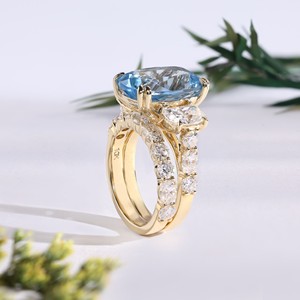 Anillo de Compromiso Clásico de Oro con Diamante Cultivado en Laboratorio de Corte Cojín y Piedras Laterales, Anillo de Boda de Doble Punta para Mujer, Ideal para Regalo/Fiesta - Product Image 4