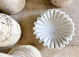 Présentoir de table moderne en marbre en forme de fleur avec intérieur lisse pour un nettoyage facile, 100 % fait main pour une utilisation régulière - Product Image 3