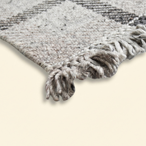 Tapis en laine tufté à la main noir et blanc à motif quadrillé monochrome, écologique, antidérapant, avec franges, pour salon - Product Image 6