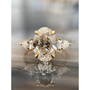 Anillo Solitario Ovalado de Plata de Ley 925 con Diamante Moissanita y Diseño de Piedras Laterales, Joyería Elegante para Revendedores - Product Image 1