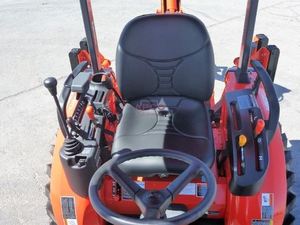 Tracteur compact Kubota B26 haute performance avec chargeur et pelle rétrocaveuse pour la construction et le bâtiment - Product Image 6