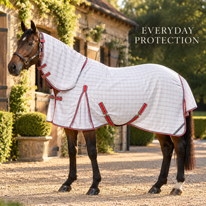 Couverture pour cheval en tissu ripstop double diamant avec couvre-cou intégré |   Couverture pour cheval à carreaux blancs avec bordure rouge, sangles de poitrine réglables et rabat de queue - Product Image 2