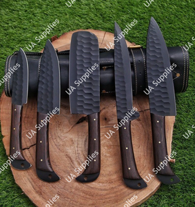 ชุดมีดเชฟเหล็กกล้าคาร์บอนคุณภาพสูง ทำมือ เป็นมิตรกับสิ่งแวดล้อม ใบมีดดามัสกัส 5 ชิ้น พร้อมปลอกหนังสีดำ ขนาดสั่งทำได้ สำหรับใช้ในครัว - Product Image 4