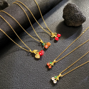 Collar con colgante de cereza unisex con incrustaciones de circonita, chapado en oro y cadena de cable en estilo sencillo - Product Image 6