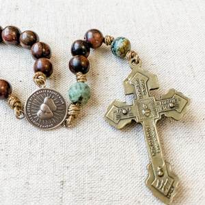 Cadeau religieux catholique, chapelet en jaspe breccié rouge avec médaille miraculeuse en bronze et crucifix - Product Image 3