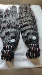 Extensions de cheveux humains bruts Remy d'Inde 28 pouces, double trame machine et cheveux en vrac, texture naturelle soyeuse ondulée, cheveux de donneur unique - Product Image 2