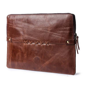 Housse pour ordinateur portable en cuir véritable, motif imprimé, personnalisable avec logo, pour voyages d'affaires, design élégant. - Product Image 3