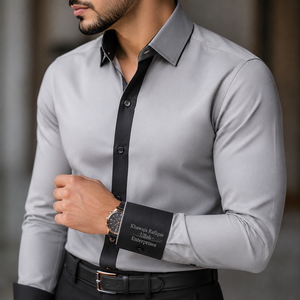 Chemise habillée bleu clair pour homme avec bordure contrastante marine et logo imprimé par transfert thermique sur le devant, manches longues, col rabattu - Product Image 6