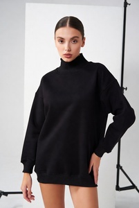Jolie jeune femme élégante portant un sweat-shirt à col montant bordeaux riche et à manches longues, coupe confortable, debout avec confiance dans un studio. - Product Image 3