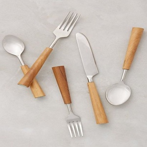 ชุดช้อนส้อมสแตนเลสลายไม้ไผ่ดีไซน์หรูหราพร้อมด้ามจับแบบกระจก ขายดี พกพาสะดวก เหมาะสำหรับงานแต่งงาน - Product Image 3