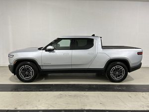 PREMIÈRE MAIN TROUSSERIE ADVENTURE RIVIAN R1T 2025 PICKUP D'OCCASION VOITURE D'OCCASION EN BON ÉTAT - Product Image 2