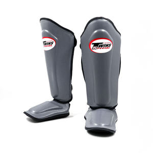 Protège-tibias en cuir de vachette véritable légers de qualité supérieure pour jumeaux, avec fermeture auto-agrippante et logo personnalisé pour une protection optimale - Product Image 1