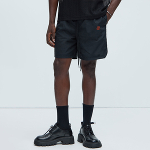 Shorts de performance noirs pour hommes avec cordon de serrage à la taille, tissu léger, coupe athlétique confortable pour la salle de sport - Product Image 2