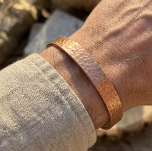 Bracelet manchette ouverte en cuivre pur martelé à la main, finition métal brut rustique, en cuivre massif, réglable, plat - Product Image 6