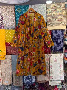 เสื้อคลุมกิโมโนกำมะหยี่สีมัสตาร์ด พิมพ์ลายดอกไม้ เสื้อคลุมสไตล์โบโฮ (ขนาดเดียว) - Product Image 1