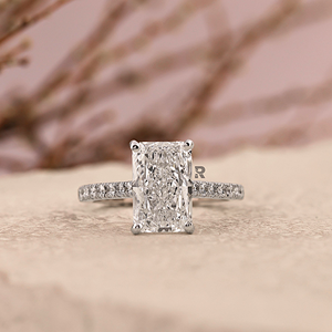 Bague de fiançailles Ella en diamant de laboratoire taille radiant certifié IGI, sertie pavé, options 1-5 carats, métal 14K/18K/PLT950, clarté VS1, couleur E - Product Image 1