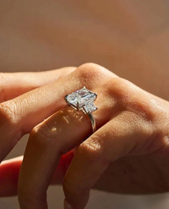 Bague de mariage vintage pour femme en or blanc 14 carats plaqué, avec trois diamants de laboratoire certifiés taille radiant de 5,00 carats, Tishya Diamond - Product Image 5