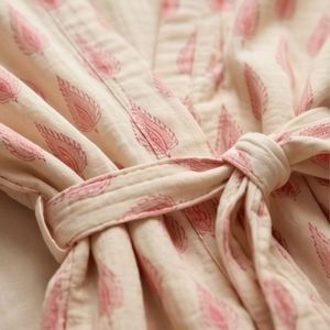 Bata de baño tejida artesanal blanca con estampado de bloques rosas para mujer, estilo casual de verano, talla XS, cierre con cordón, tacto suave. - Product Image 4